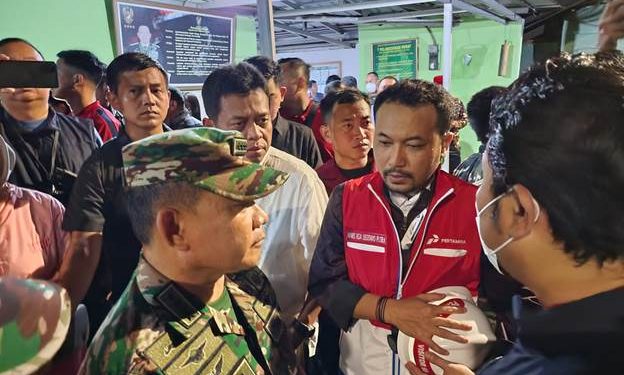 Mars Ega Legowo Putra, Direktur Pemasaran Regional PT Pertamina Patra Niaga memantau langsung pemadaman, evakuasi dan penanganan korban di lokasi Integrated Terminal Plumpang Jakarta, Jumat (3/3).