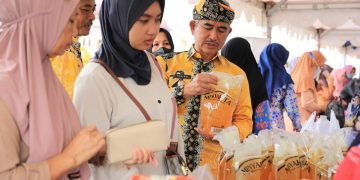 Wali Kota Tarakan dr. Khairul, M.Kes memantau pasar murah di Taman Berkampung.