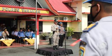 Wali Kota Tarakan dr. Khairul, M.Kes membacakan sambutan Kapolri. (Foto: Humas)