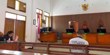 Terdakwa Indera Ling alias Acay duduk di kursi pesakitan mendengarkan tuntutannya dari Jaksa Penuntut Umum (JPU) Kejaksaan Negeri Nunukan.