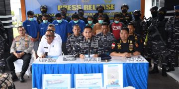Konferensi pers yang dilaksanakan Lantamal XIII bersama BNNP Kaltara dan Bea Cukai Tarakan. Barang bukti diduga narkotika jenis sabu seberat 15,3 sabu diperlihatkan bersama para pelaku. (Foto: Dispen Lantamal XIII)