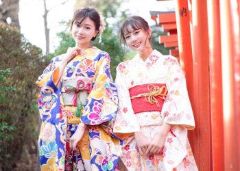 Warga Jepang menggunakan busana tradisional Kinomo. (Sumber gambar internet)
