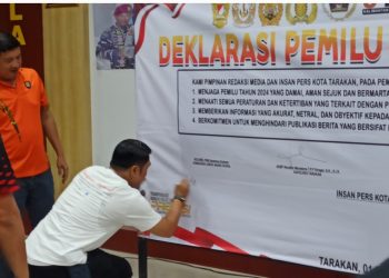 Ketua IJTI Kalimantan Utara, Usman Coddang menandatangani Deklarasi Pemilu Damai. (Ist)