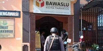 Personel Brimob Polda Kalimantan Utara melaksanakan patroli ke Kantor Bawaslu Tarakan di Jalan Pulau Sumatera. (Sumber foto Brimob Polda Kaltara)