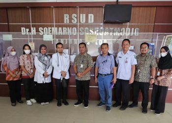 Kepala BPJS Cabang Kota Tarakan dan jajarannya foto bersama Manajemen RSUD Soemarno Sosroatmodjo Tanjung Selor. (Foto: Ist)