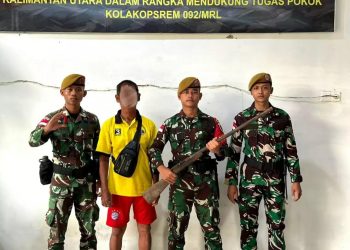 LW, warga Desa Sekaduyan Taka, Kecamatan Seimanggaris saat menyerah senjata api dan amunisi ke Satgas Pamtas RI-Malaysia Yonarhanud 8/MBC.