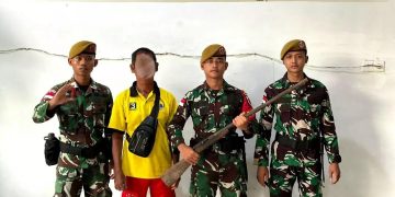 LW, warga Desa Sekaduyan Taka, Kecamatan Seimanggaris saat menyerah senjata api dan amunisi ke Satgas Pamtas RI-Malaysia Yonarhanud 8/MBC.